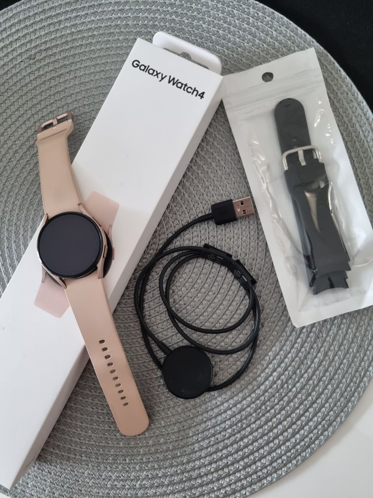 Смарт часавник Samsung GALAXY WATCH 4 еSIM