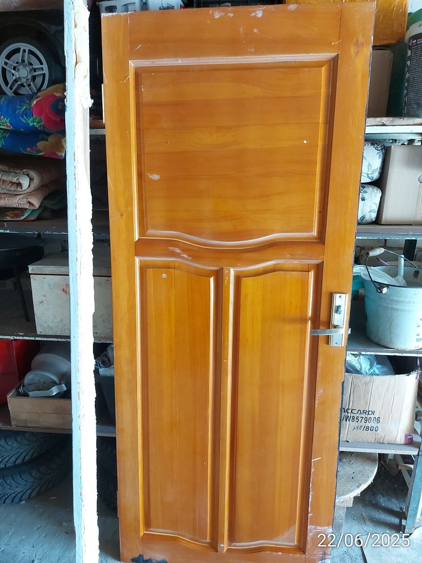 Продам  деревянную дверь