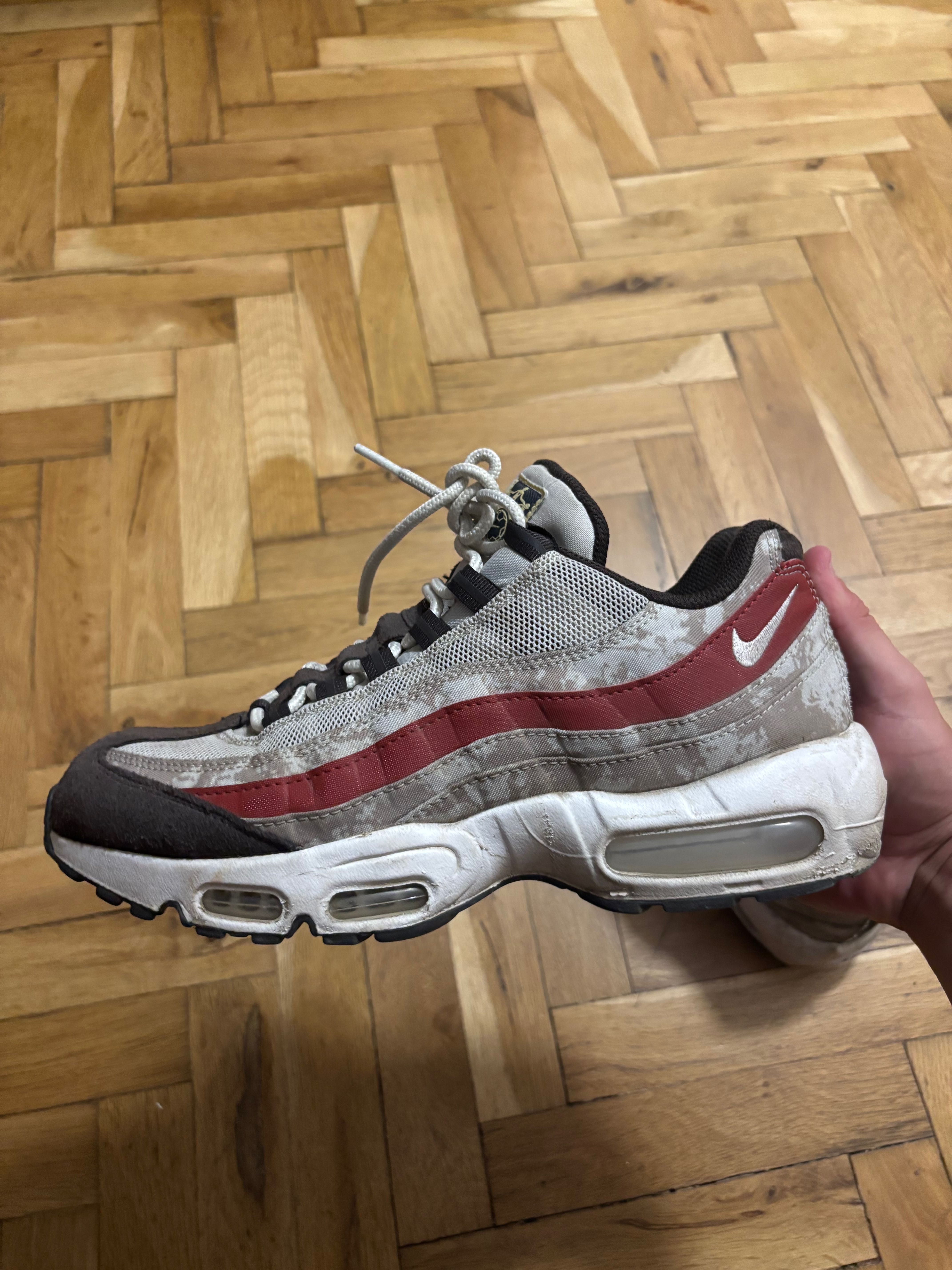 Три чифта обувки Nike (с проблем)