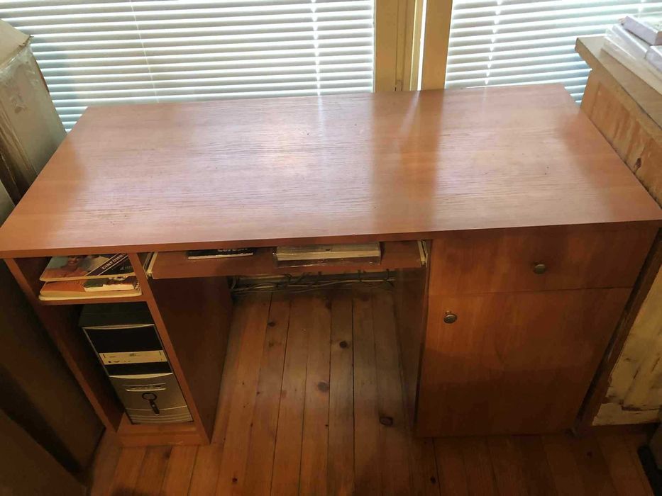 Подарявам ученическо бюро и шкаф от дърво