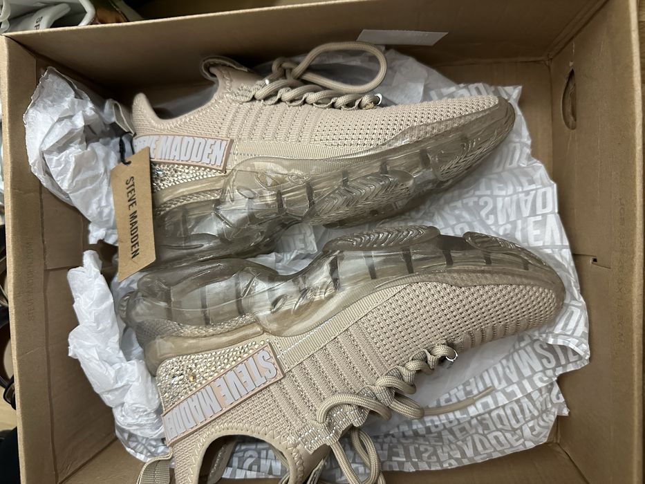 Adidasi Steve Madden noi, cu eticheta