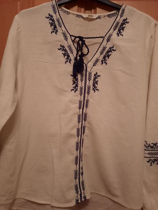 Ie alba cu broderie albastra mărimea 42