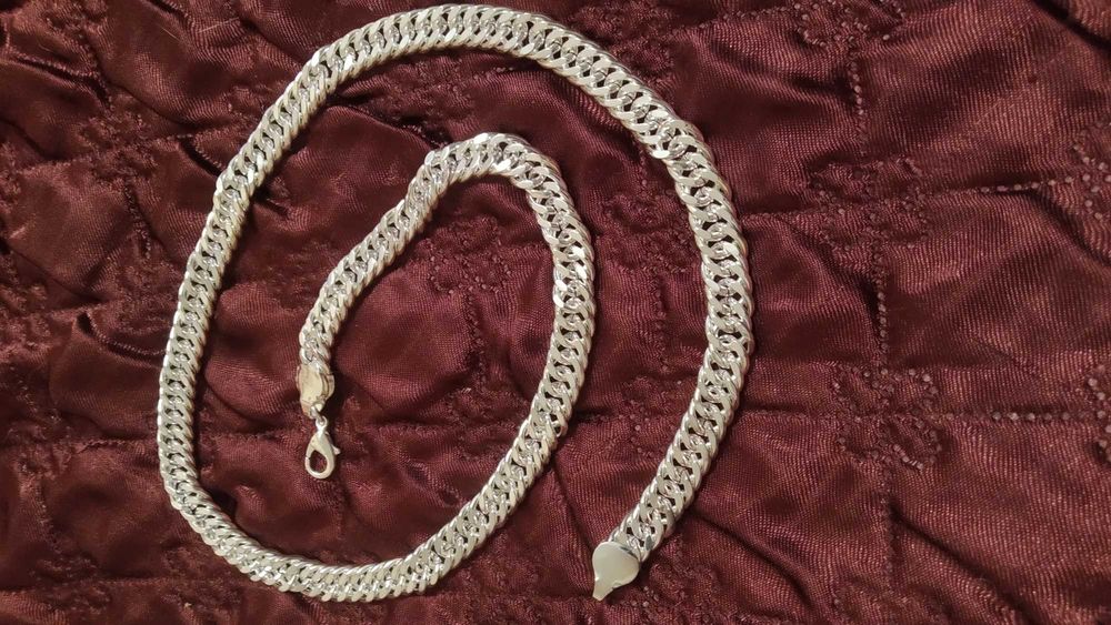 Масивен, сребърен ланец. В кутия за подарък