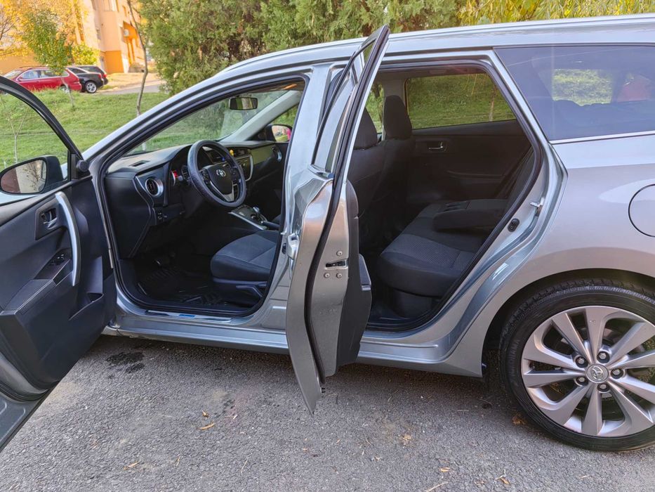 Toyota Auris Hybrid * schimb cu CHR sau Prius 4 ( ofer diferență )