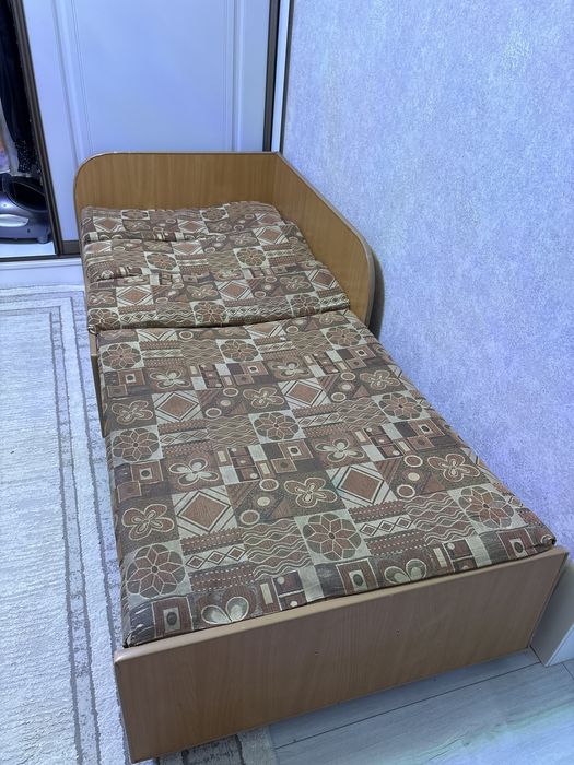 Кровать , диван