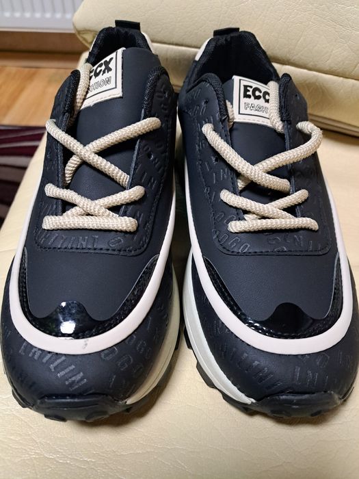 Плодавам чисто нови спортно елегантни обуфки 43 номер .