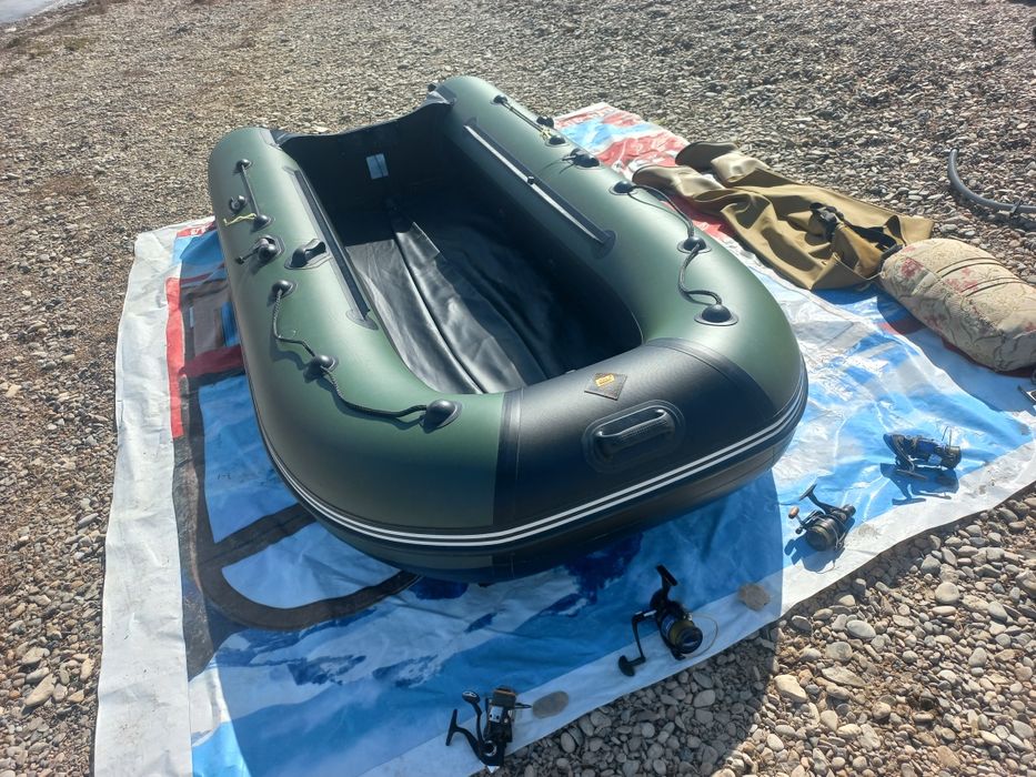 Надувная лодка Ривера3200 с полом. Борт42см