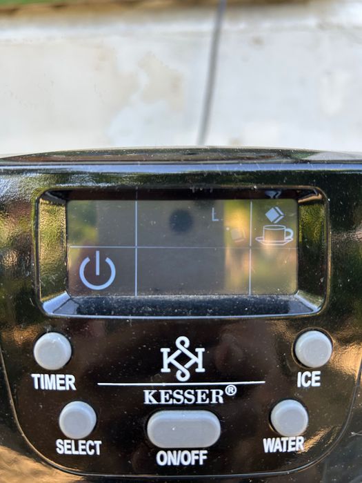 Машина за Лед и студена вода.