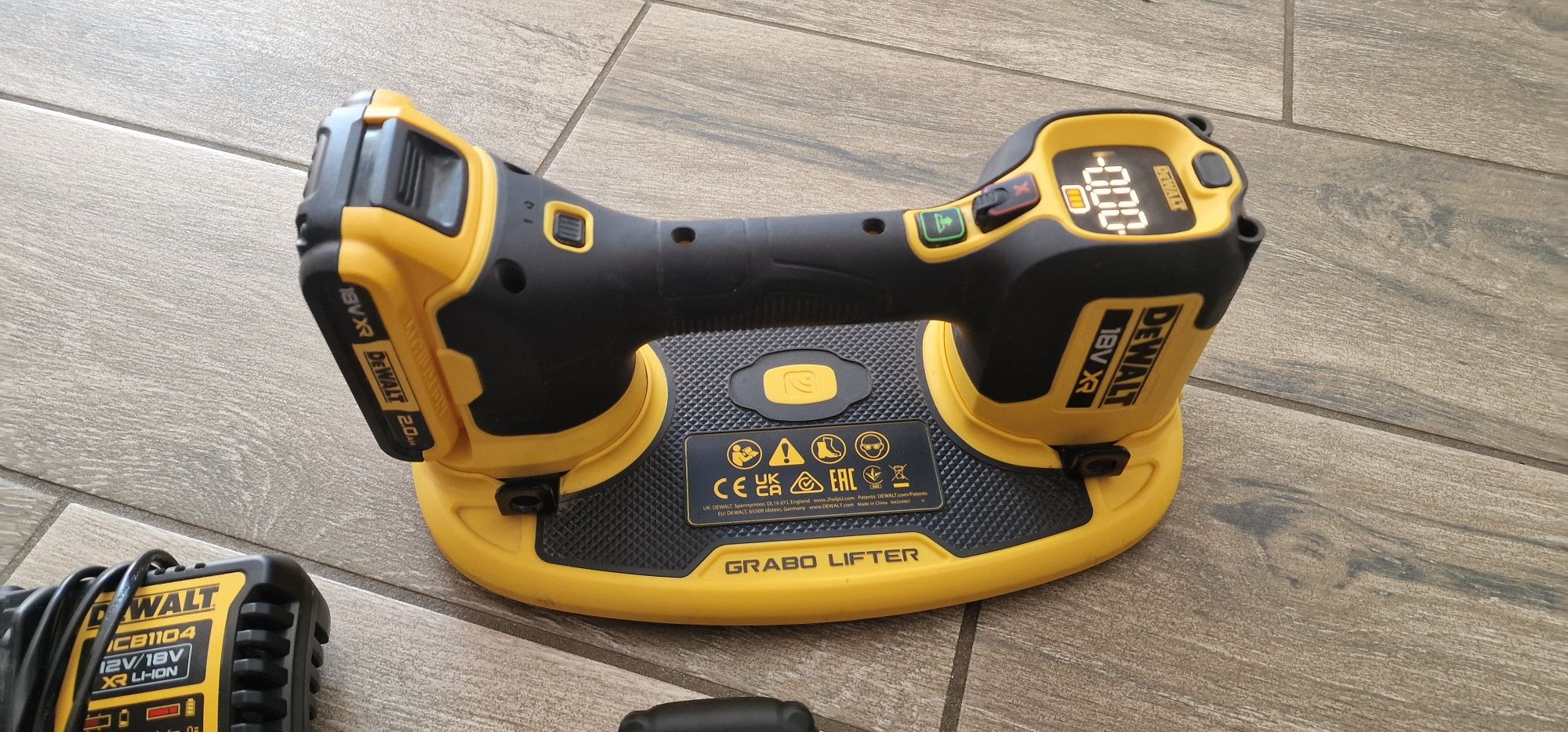 Акумулаторна вендуза DeWalt DCE590N-XJ