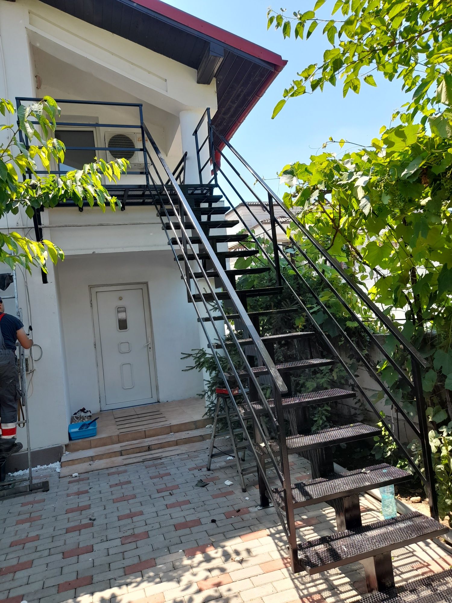 Scări metalice exterioare pe vang central