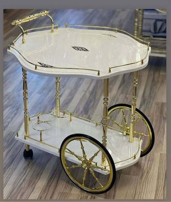 Сервировочный столик в бело-золотом дизайне – стиль и элегантность