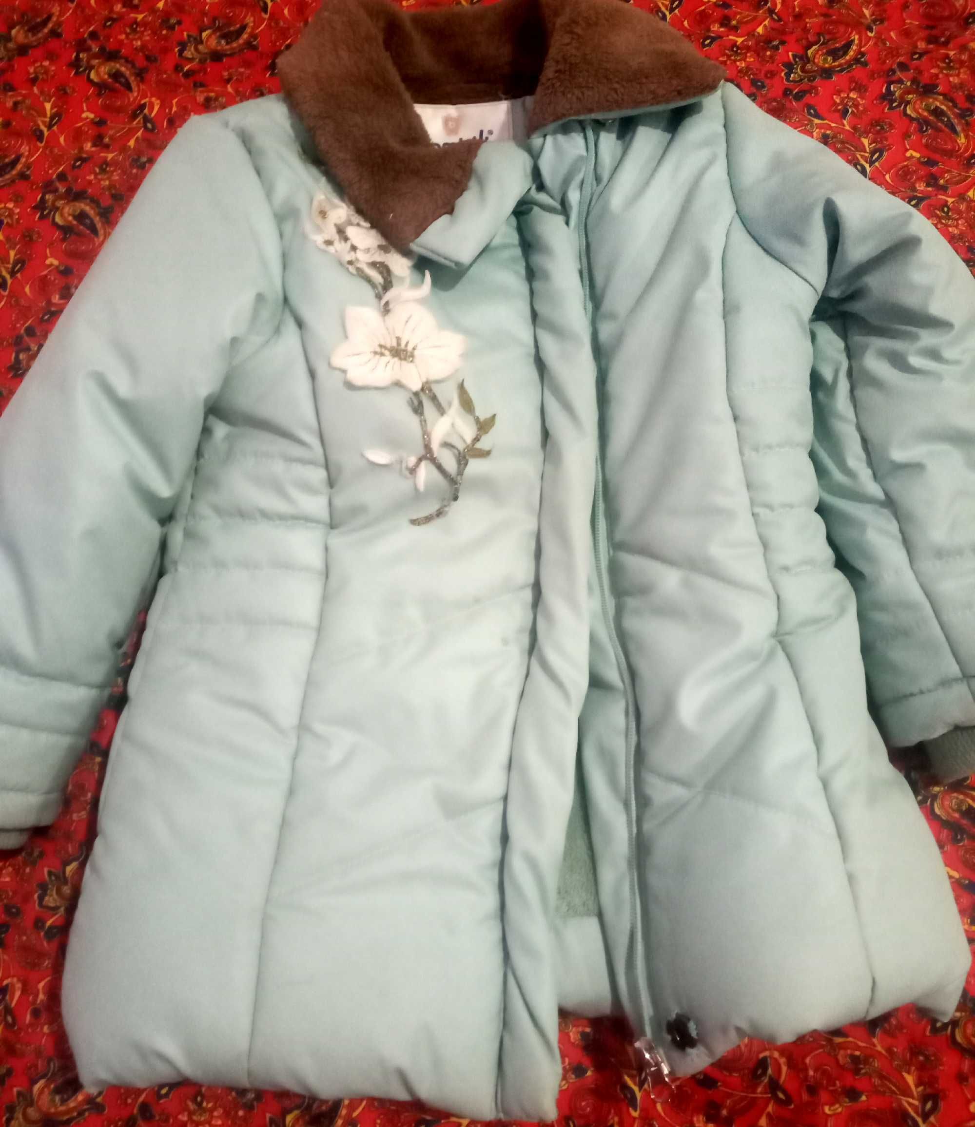 Красивая куртка на 4-5 лет