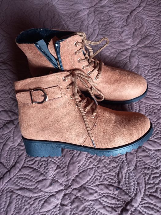 Стилни дамски боти