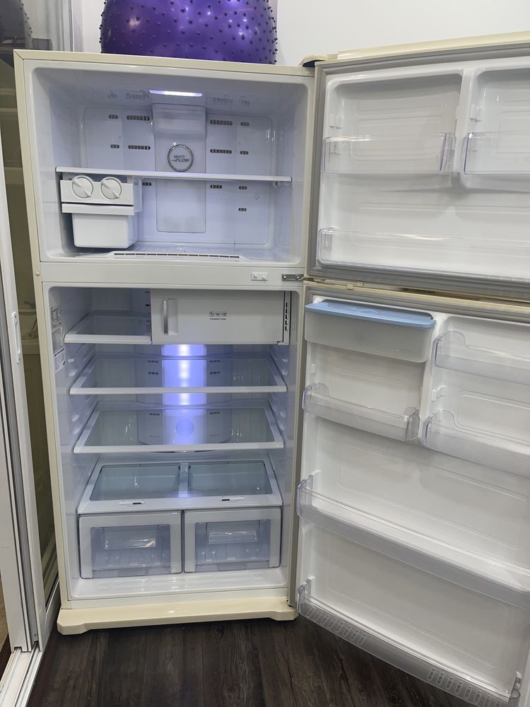 Продается холодильник в идеальном состоянии Samsung