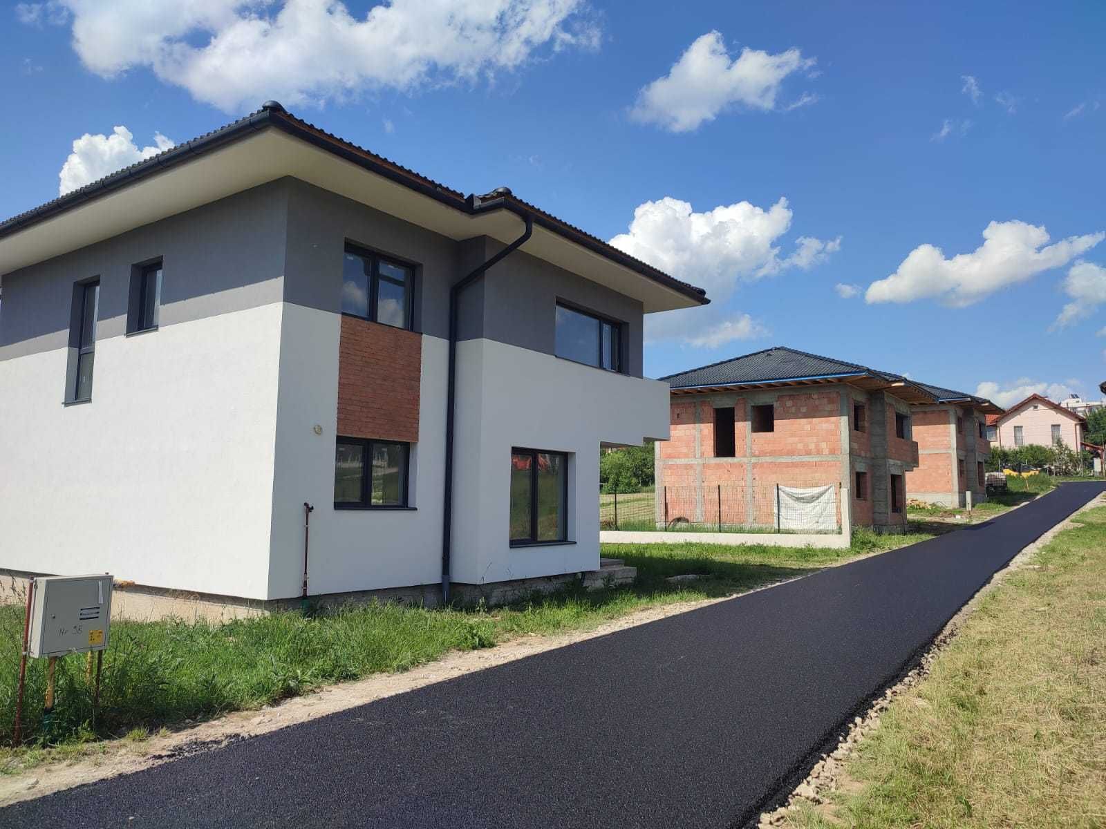 CASĂ de vînzare stradă asfaltată