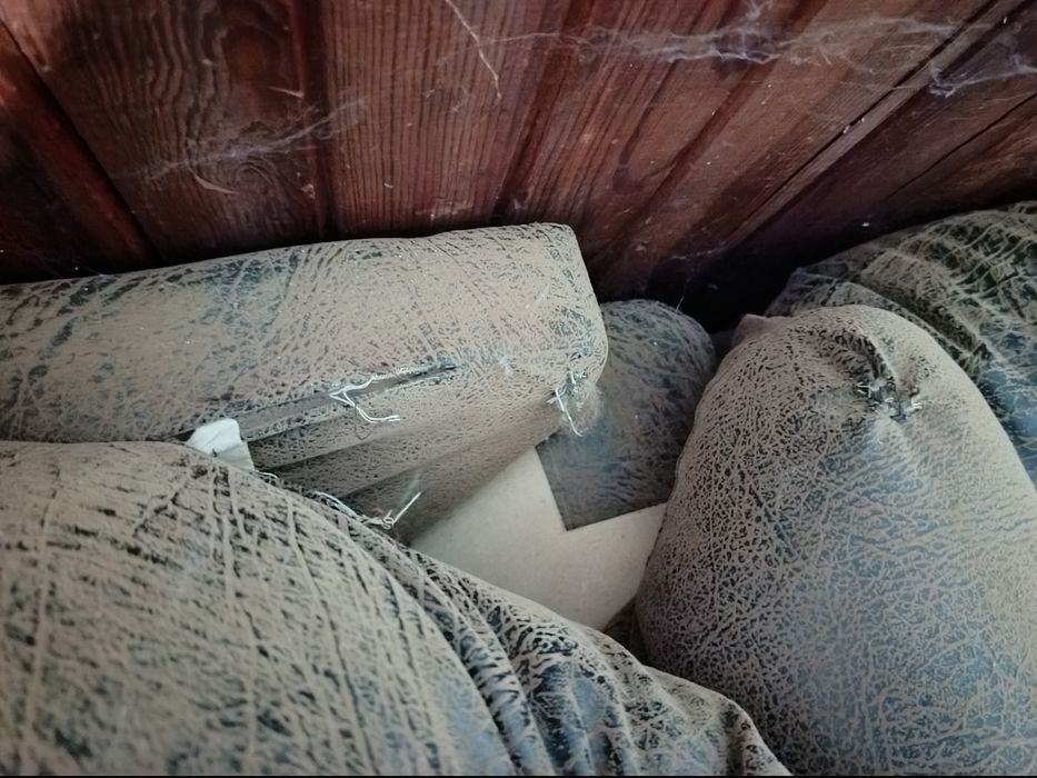 Мека мебел употребявана със следи по нея.