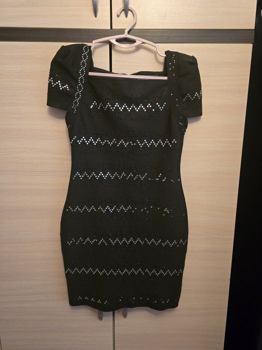 Коктейлна черна рокля по тялота с камъчета