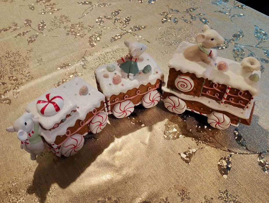 красиваКоледна декорация влакче и украса за елха