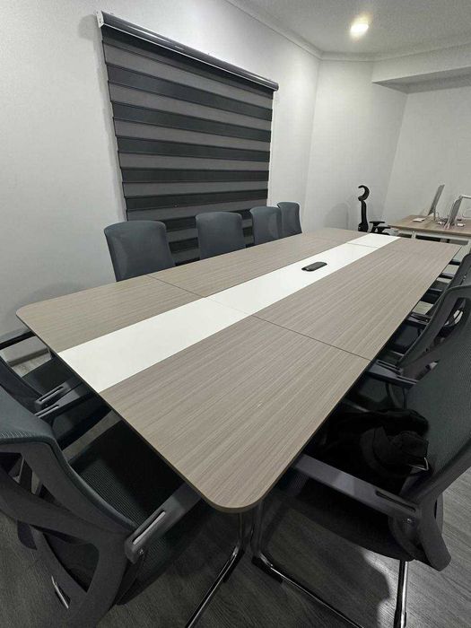 Продаётся б/у стол для переговоров Dious Daier