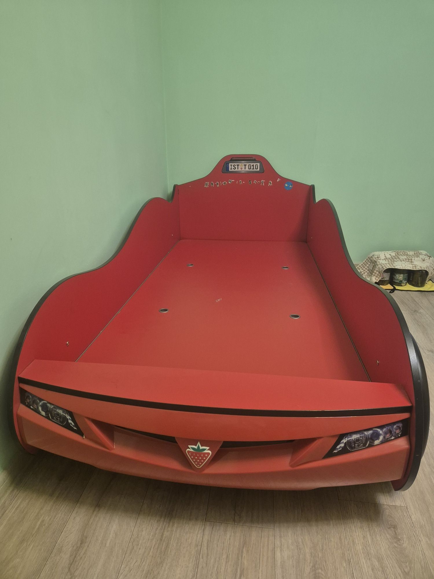 Продам детскую кровать машинку