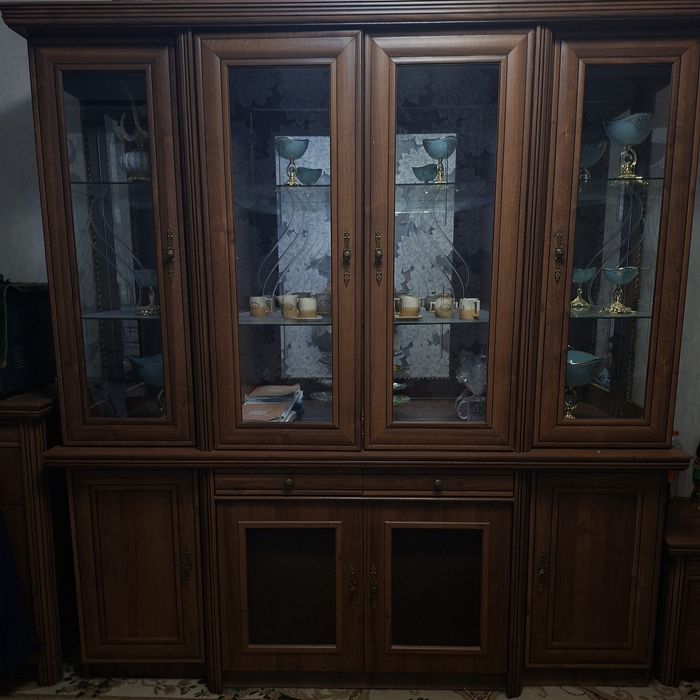 Zal uchun stenka – ishlatilgan, yaxshi holatda