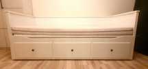 Divan alb 80x200 cm, extensibil, cu trei sertare și două saltele.