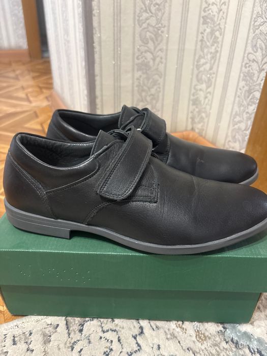 Школьные кожаные туфли 38 размер. 5000. 1 раз одевали только