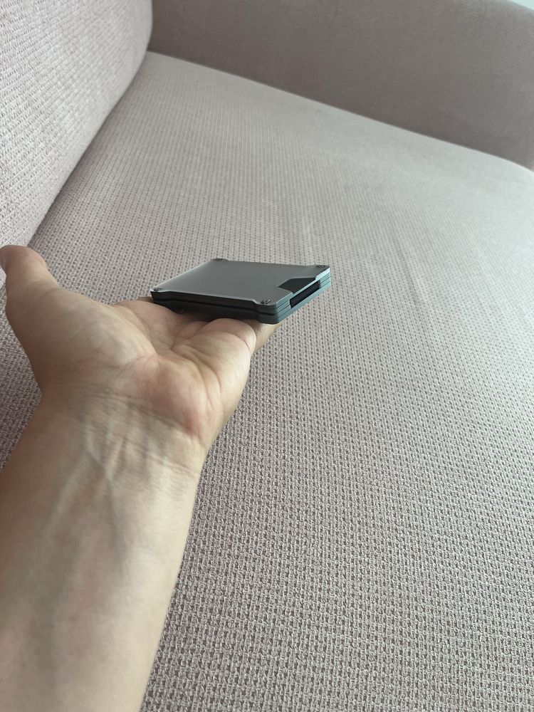 Алуминиев портфейл за прикрепяне към iPhone с MagSafe - 4smarts