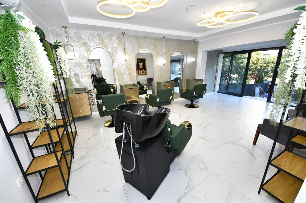 Închiriez post coafor/frizerie