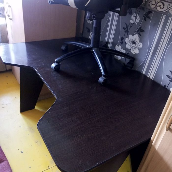 Продам компьютерный стол,кресло,монитор!