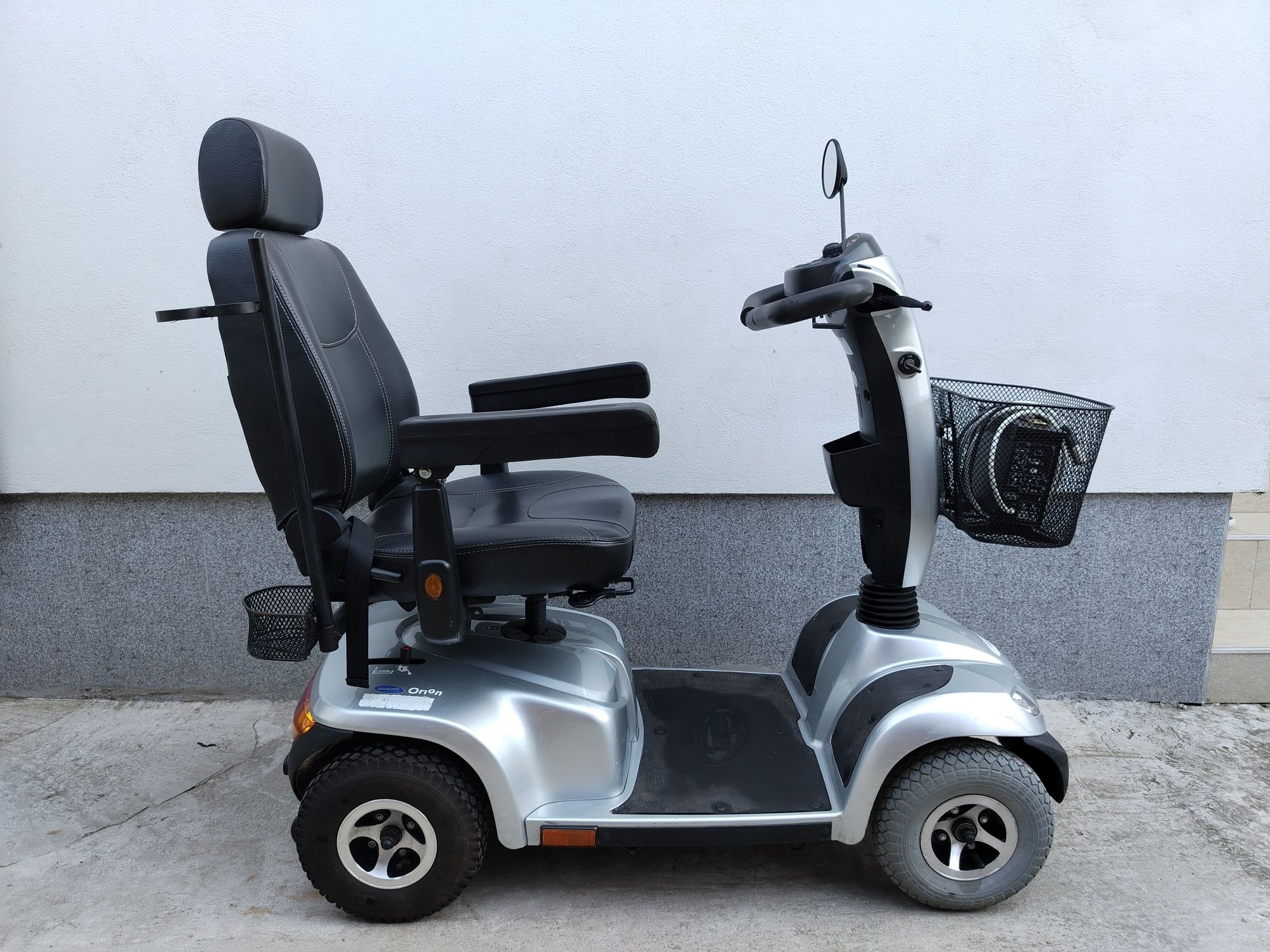 Cărucior scuter electric persoane cu dizabilități