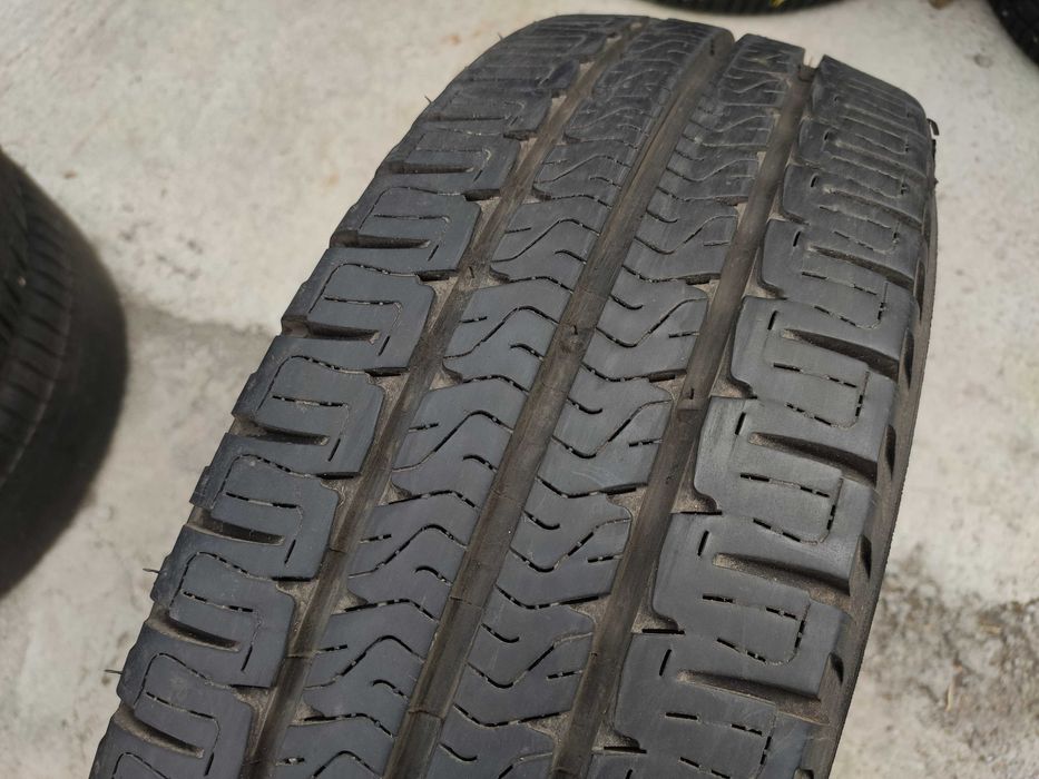 Единични гуми за БУС с размер 215 70 15 С