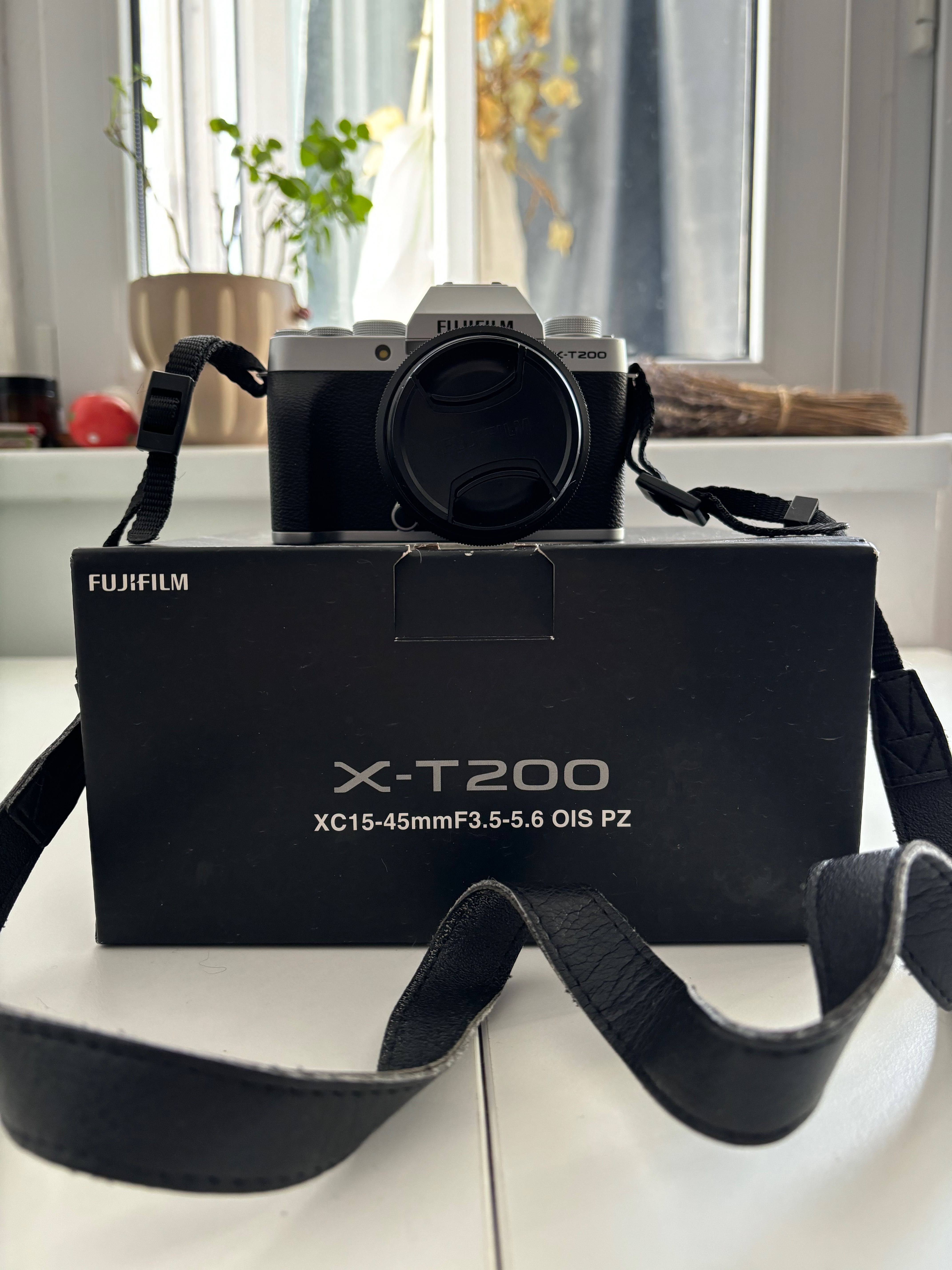 Aparat foto FUJIFILM mirrorless X-T200