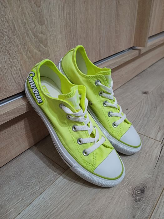 Vând teniși Converse