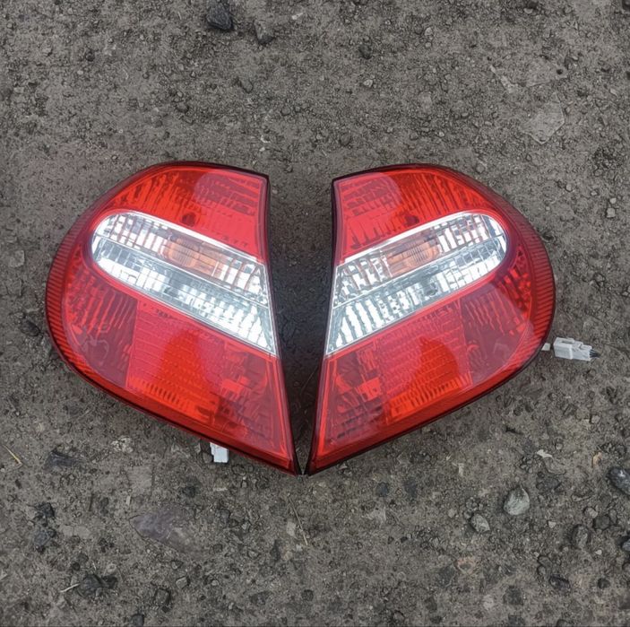 Продам оригинальный задний фонарь в сборе на Toyota Camry.