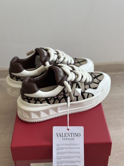 Vand adidasi Valentino