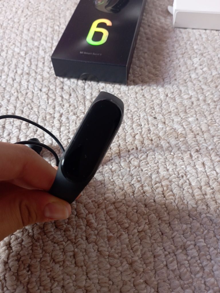 Продавам смарт гривна mi band 6
