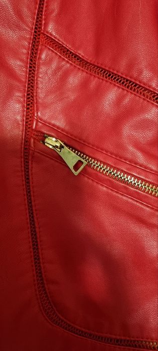 Червено кожено яке