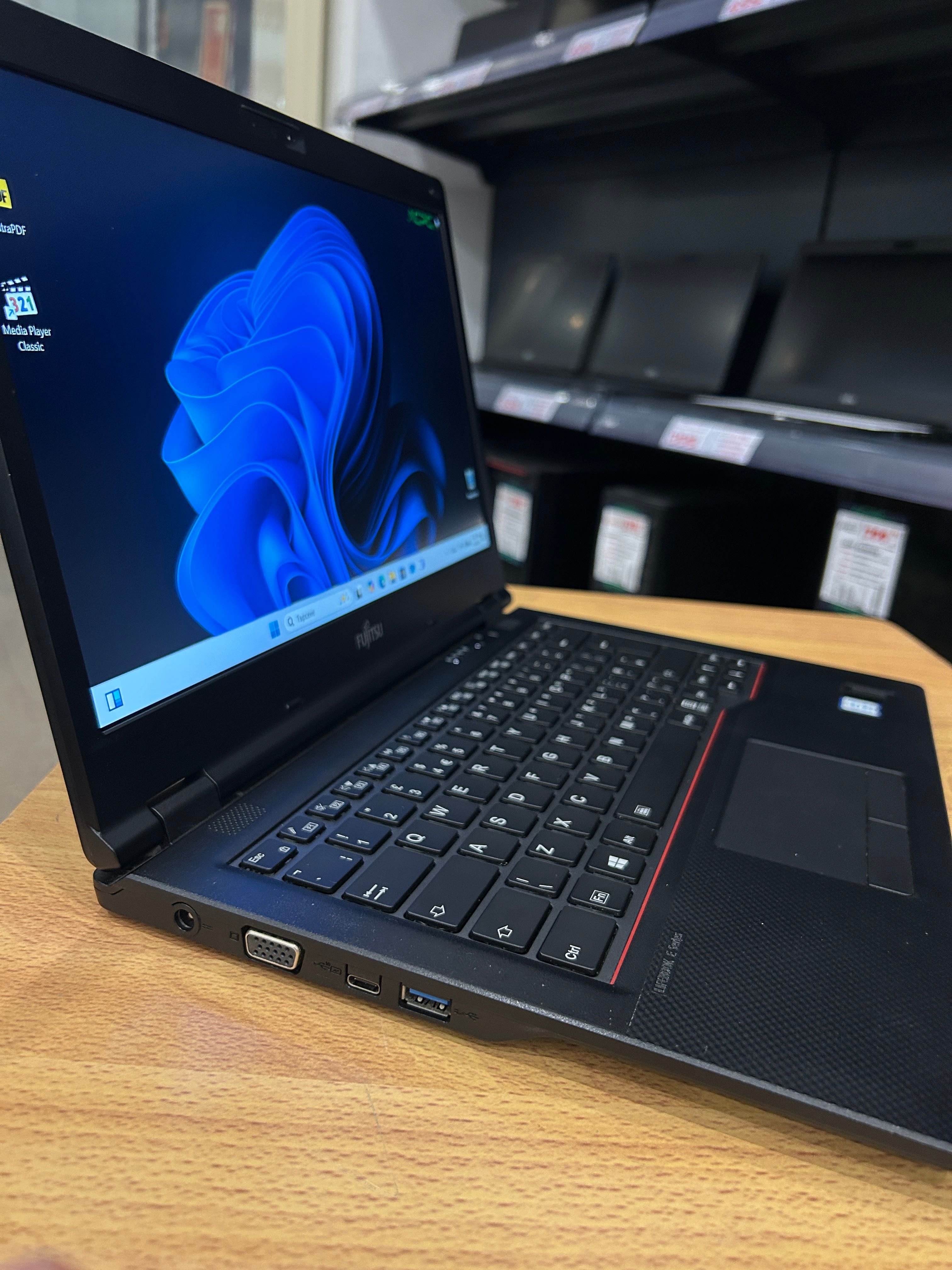Лаптоп Fujitsu E549 i5/8GB RAM/256GB с 3 месеца гаранция!