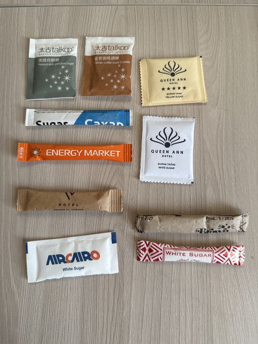 Сахар в стиках для коллекции, белый и коричневый