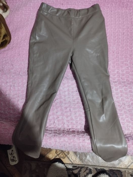 Женские брюки из экокожи.