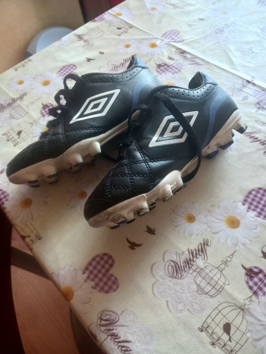 Vând adidasi fotbal