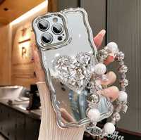 Case за iPhone със сърце от диаманти и гривна.