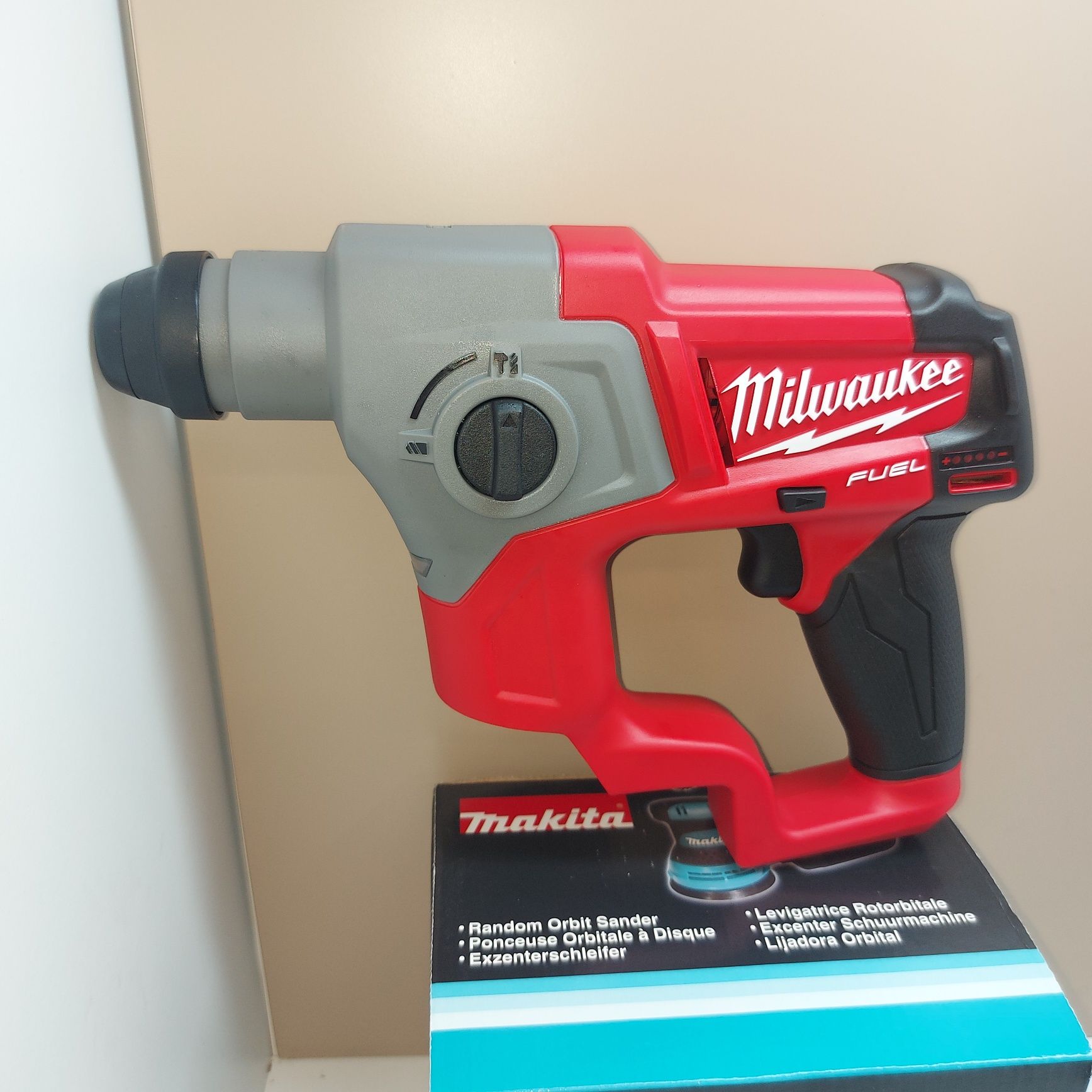 ПРОМОЦИЯ.Акумулаторен перфоратор Milwaukee M12 CH-0 соло