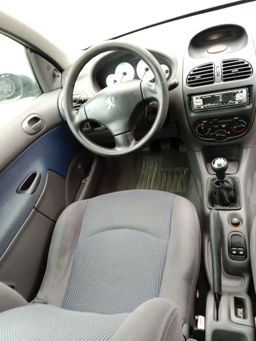 Vând Peugeot 206 dizel an 2003 motor 1.4  220 de mi km preț 750 euro