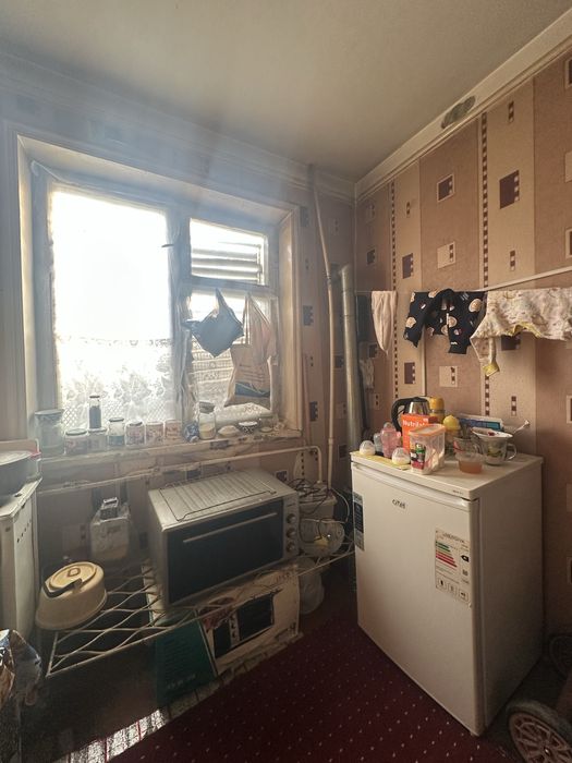 Срочно сотилади 1 хона 1 этаж массив доканал