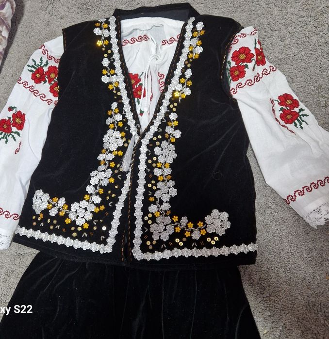 Costum popular cusut manual