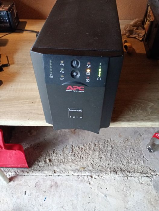 UPS APC SMART UPC 700w.    1000 VA
