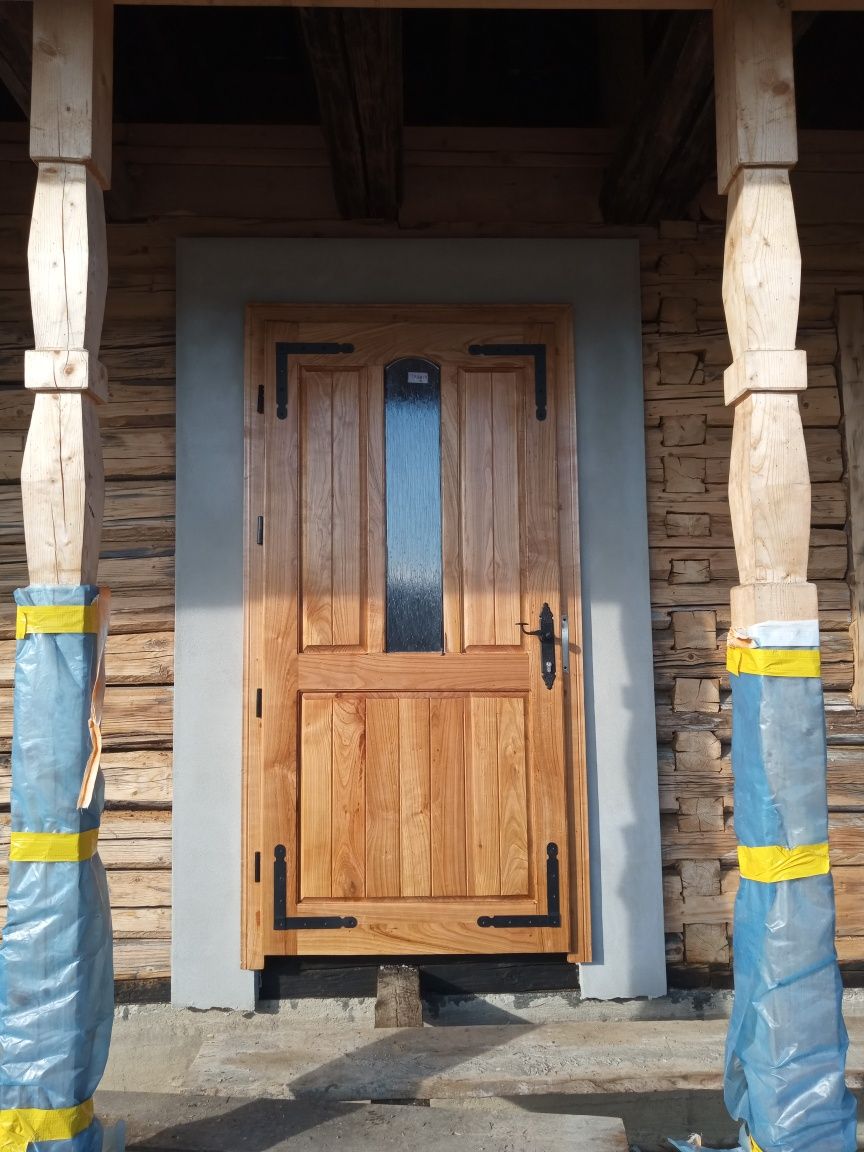 Vând 2 uși de exterior din lemn (cireș )