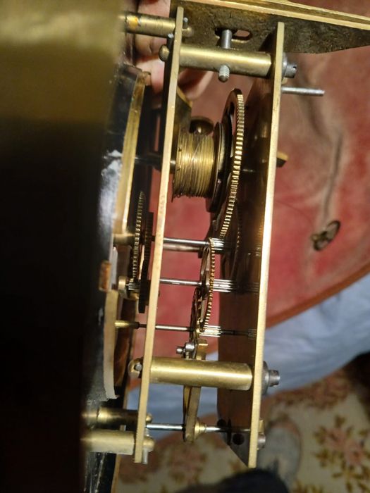 Pendula de perete cu secundar cu o greutate